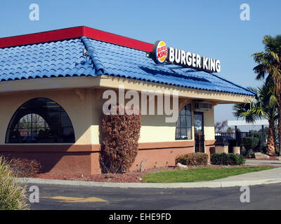 Burger King e un ristorante fast food lungo la Interstate I-5, Central Valley, California, Stati Uniti d'America Foto Stock