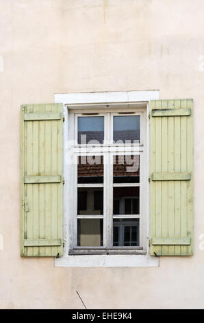 Verde pallido, weathered ante telaio la finestra di una vecchia casa sulla Rue d'Uxelles in Chalon-sur-Saône, Borgogna, Francia. Foto Stock