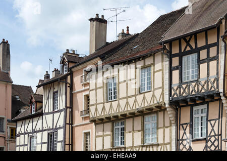 Tipiche case a graticcio linea il luogo Saint-Vincent in Chalon-sûr-Saône, Borgogna, Francia. Foto Stock