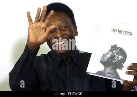 Sao Paulo, Brasile. Xii Mar, 2015. Brasiliano ex giocatore di calcio Edson Arantes do Nascimento 'Pele' partecipa al lancio del libro 'Segundo Tempo', una compilazione del giocatore di vita, scritto da giornalista Odir Cunha, a Pele Museum di Santos comune, Sao Paulo, Brasile, il 12 marzo 2015. Credito: Rahel Patrasso/Xinhua/Alamy Live News Foto Stock