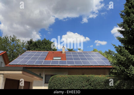 Energia solare sistema complessivo del tetto Foto Stock