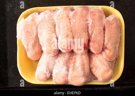 Congelati ali di pollo ricoperta di ghiaccio Foto Stock