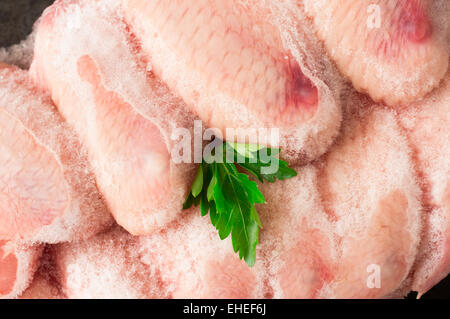 Congelati ali di pollo ricoperta di ghiaccio Foto Stock