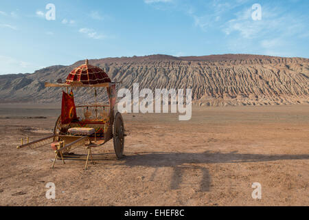 Carrello, Turpan, Flaming Montagne Foto Stock