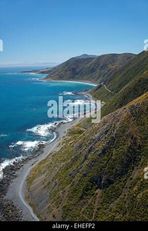 La trazione a quattro ruote motrici via vicino alla testa di Sinclair, Wellington Costa Sud, Isola del nord, Nuova Zelanda - aerial Foto Stock