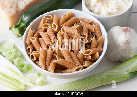 Ingredienti per la pasta con la salsa di zucchine Foto Stock