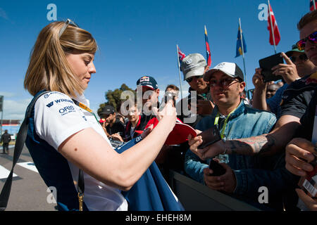 Albert Park di Melbourne, Australia. 13 Mar, 2015. Susie Wolff dalla Williams Martini Racing team firma autografi per i fan all'2015 Australian Formula One Grand Prix all'Albert Park di Melbourne, Australia. Sydney bassa/Cal Sport Media/Alamy Live News Foto Stock