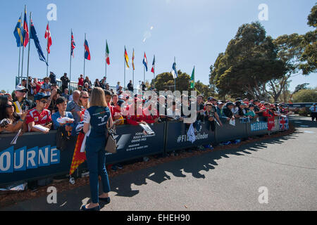 Albert Park di Melbourne, Australia. 13 Mar, 2015. Susie Wolff dalla Williams Martini Racing team firma autografi per i fan all'2015 Australian Formula One Grand Prix all'Albert Park di Melbourne, Australia. Sydney bassa/Cal Sport Media/Alamy Live News Foto Stock