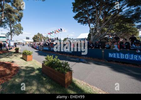 Albert Park di Melbourne, Australia. 13 Mar, 2015. Il Melbourne a piedi area del 2015 Australian Formula One Grand Prix all'Albert Park di Melbourne, Australia. Sydney bassa/Cal Sport Media/Alamy Live News Foto Stock