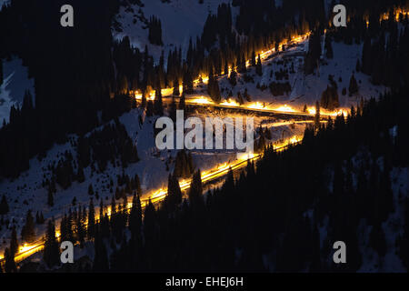 Notte strada in inverno le montagne Foto Stock