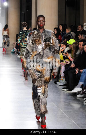 Ashish LFW A/W'15-16 a Topshop visualizza lo spazio, Tate Britain 23 Feb passerella Foto Stock