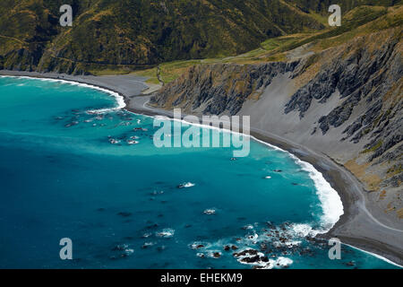 La trazione a quattro ruote motrici via lungo Wellington Costa Sud e flusso di Karori uscita, Isola del nord, Nuova Zelanda - aerial Foto Stock