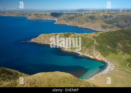 Ohau Bay, Te Ikaamaru Bay e makara che Wind Farm (Progetto West Wind) vicino a Wellington, Isola del nord, Nuova Zelanda - aerial Foto Stock