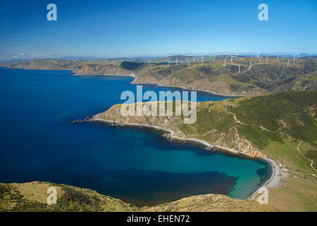 Ohau Bay, Te Ikaamaru Bay e makara che Wind Farm (Progetto West Wind) vicino a Wellington, Isola del nord, Nuova Zelanda - aerial Foto Stock