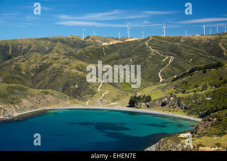 Te Ikaamaru Bay e makara che Wind Farm (Progetto West Wind) Wellington, Isola del nord, Nuova Zelanda - aerial Foto Stock