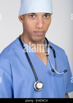 Giovane medico / studente di medicina Foto Stock