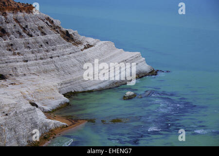 Scala con colorate piastrelle di ceramica, Italia Foto Stock