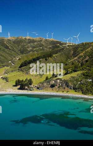 Te Ikaamaru Bay e makara che Wind Farm (Progetto West Wind) Wellington, Isola del nord, Nuova Zelanda - aerial Foto Stock