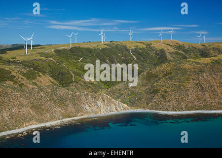 Opau Bay e makara che Wind Farm (Progetto West Wind) vicino a Wellington, Isola del nord, Nuova Zelanda - aerial Foto Stock