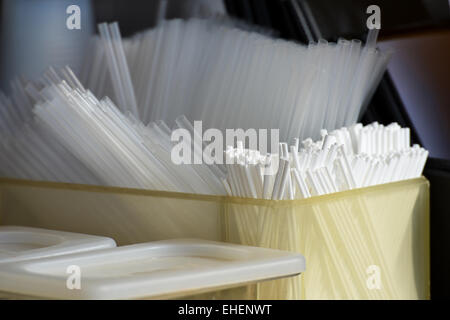 Un sacco di cannucce in un contenitore in plastica Foto Stock