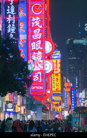 Shanghai East Nanjing Road folla di notte, una delle strade dello shopping in Cina. Foto Stock