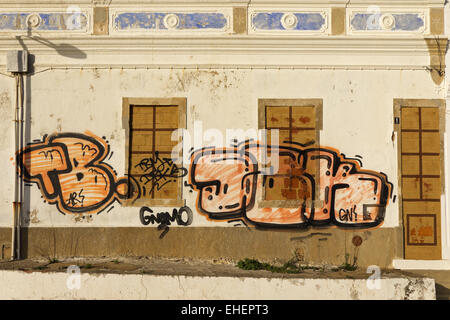 Graffiti su una facciata di edificio Foto Stock