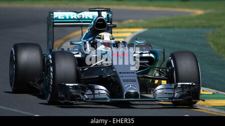 Melbourne, Australia. 13 Mar, 2015. Mercedes AMG Petronas pilota di Formula Uno Lewis Hamilton di Bretagna gare durante la prima sessione di prove libere in anticipo di Australian Formula One Grand Prix all'Albert Park di Melbourne, Australia, 13 marzo 2015. Credito: Bai Xue/Xinhua/Alamy Live News Foto Stock