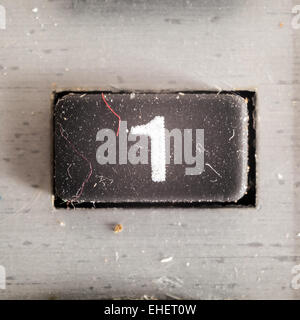 Vecchia sporca e polverosa pulsante gommato con scritto il numero su di esso, parte di una vecchia calcolatrice. Foto Stock