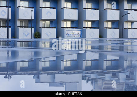 Hotel facciata con la riflessione in Carvoeiro Foto Stock