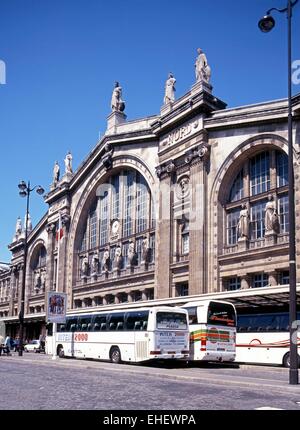 Pullman Parcheggiato fuori l'ingresso alla stazione ferroviaria Gare du Nord, Parigi, Francia, Europa occidentale. Foto Stock