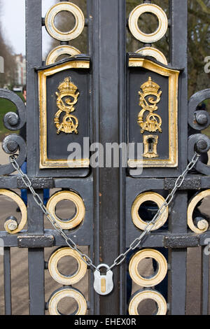 Decorazioni dorate su Canada Gate Verde Park London Inghilterra England Foto Stock