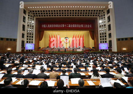 Pechino, Cina. 13 Mar, 2015. La riunione di chiusura della terza sessione del XII Comitato nazionale del la Conferenza consultiva politica del popolo cinese (Cpcpc) è tenuto presso la Grande Sala del Popolo di Pechino, capitale della Cina, 13 marzo 2015. Credito: Liu Weibing/Xinhua/Alamy Live News Foto Stock