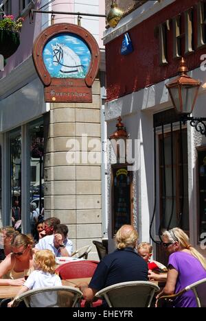 I turisti in un momento di relax a ferro di cavallo Pub lungo la Main Street, Gibilterra, Regno Unito, Europa occidentale. Foto Stock