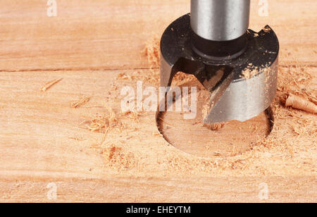 Lavorazione del legno, coclea di foratura, close up con spazio di copia Foto Stock