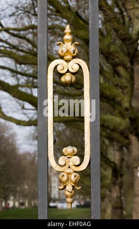 Decorazioni dorate su Canada Gate Verde Park London Inghilterra England Foto Stock