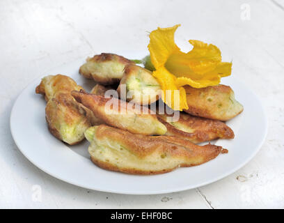 Fiori di zucca in le frittelle su una piastra Foto Stock