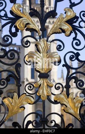 Decorazioni dorate su Canada Gate Verde Park London Inghilterra England Foto Stock