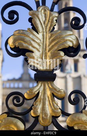 Decorazioni dorate su Canada Gate Verde Park London Inghilterra England Foto Stock