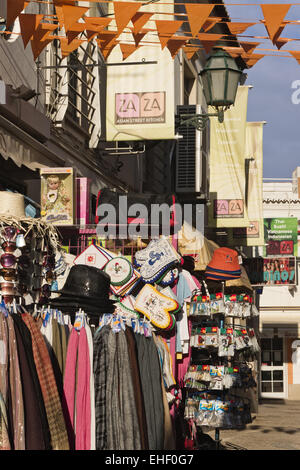 La strada dello shopping di Albufeira Foto Stock