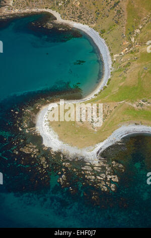 Punto Verde e Tirau Bay, vicino Titahi Bay, Porirua, Regione di Wellington, Isola del nord, Nuova Zelanda - aerial Foto Stock