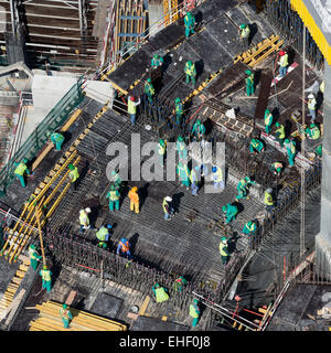 I lavoratori migranti sul sito di costruzione di alto grattacielo appartamento Tower a Dubai Emirati Arabi Uniti Foto Stock
