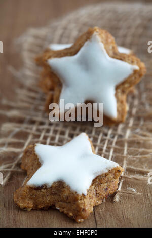 A forma di stella biscotti alla cannella Foto Stock