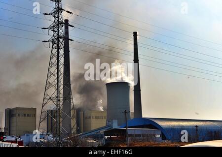 Pechino, Cina. 13 Mar, 2015. Il fumo aumenta da un ardente power plant in East Beijing, capitale della Cina, 13 marzo 2015. Da lontano, il fuoco è stato messo sotto controllo. No causualties sono stati segnalati. © Liu Chang/Xinhua/Alamy Live News Foto Stock