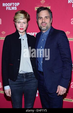 New York, NY, STATI UNITI D'AMERICA. Xii Mar, 2015. Sunrise Coigney, Mark Ruffalo presso gli arrivi di Seymour: introduzione Premiere presentato dal film sul tetto e PIPER-HEIDSIECK, all'interno del Parco di San Bart, New York, NY Marzo 12, 2015. Credito: Gregorio T. Binuya/Everett raccolta/Alamy Live News Foto Stock