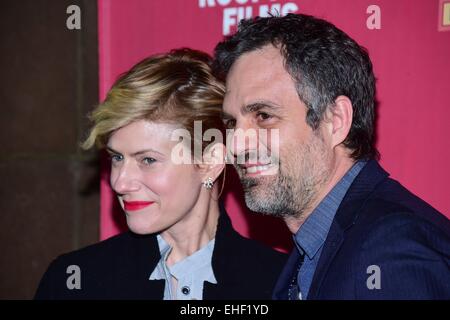 New York, NY, STATI UNITI D'AMERICA. Xii Mar, 2015. Sunrise Coigney, Mark Ruffalo presso gli arrivi di Seymour: introduzione Premiere presentato dal film sul tetto e PIPER-HEIDSIECK, all'interno del Parco di San Bart, New York, NY Marzo 12, 2015. Credito: Gregorio T. Binuya/Everett raccolta/Alamy Live News Foto Stock