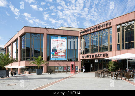 Kurhaus Bad Homburg mit KongressCenter, Kurtheater und Ladenzeile, erbaut 1984 nach Plänen der Architektengemeinschaft Fischer, Foto Stock