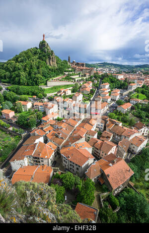 Vista sul centro storico della Cattedrale, Le Puy-en-Velay, Auvergne, Francia Foto Stock