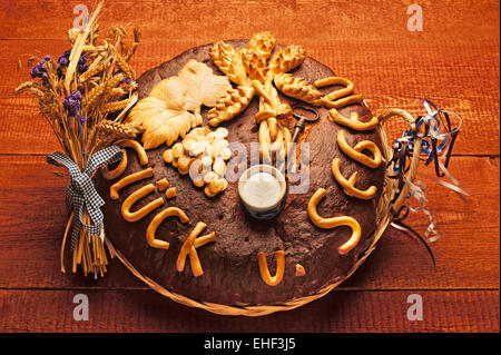 Decorate il pane con un sale shaker, tradizionale regalo per il trasloco Foto Stock