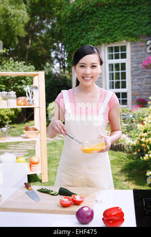 Le donne orientali di preparare il cibo in cucina esterna Foto Stock