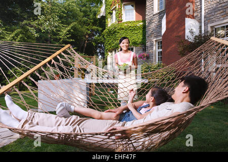 La famiglia felice di tre in giardino Foto Stock